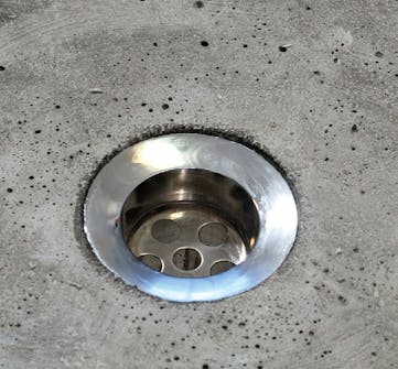 Støpe benkeplate: Bunnventilen legges ned i leiet Støpe benkeplate: Bunnventilen legges ned i leiet